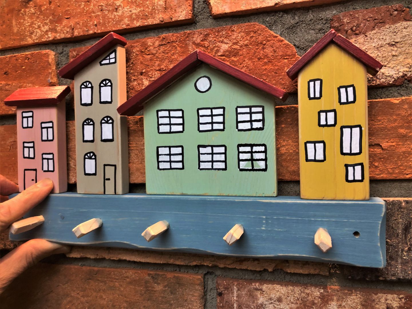 DIY - zrób to sam... a najlepiej z dziećmi. Wieszak w formie miejskiej zabudowy. Zdjęcia i realizacja: Rob In Wood