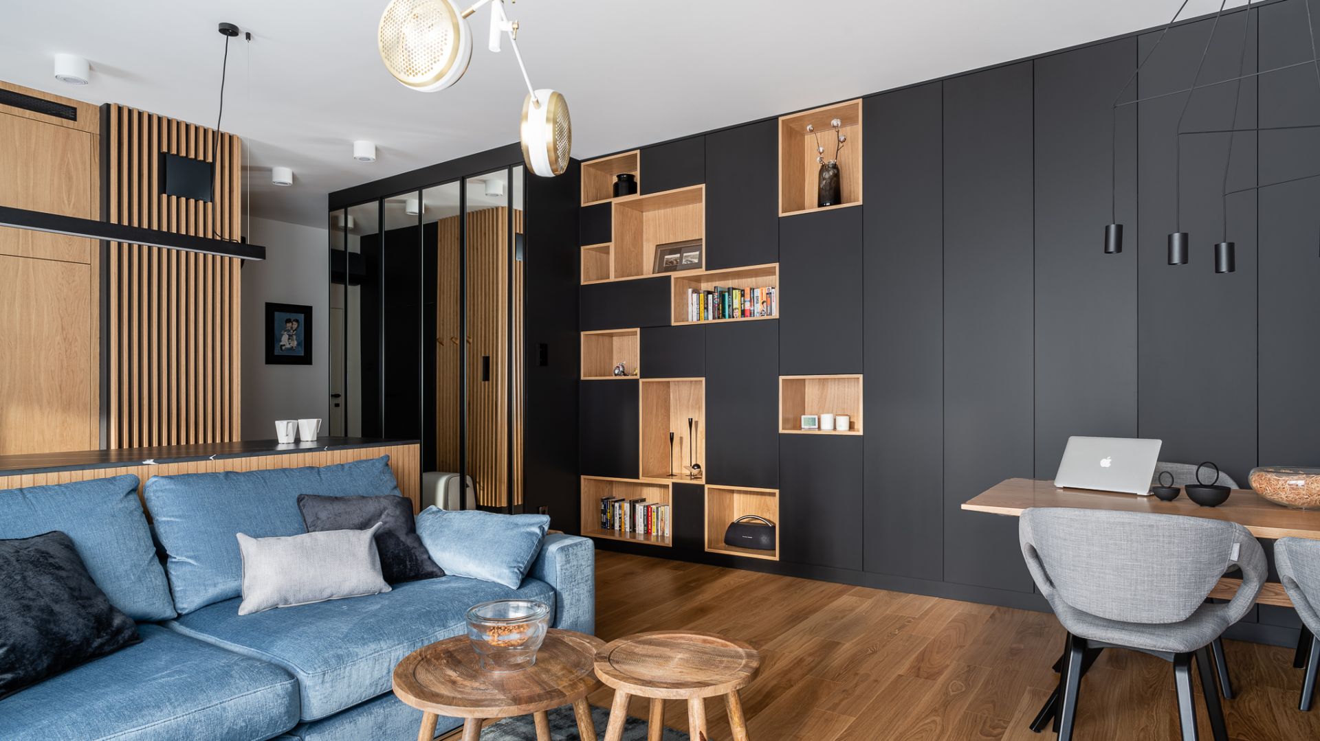 Dwupokojowe mieszkanie w Gdańsku z modnymi drewnianymi lamelami