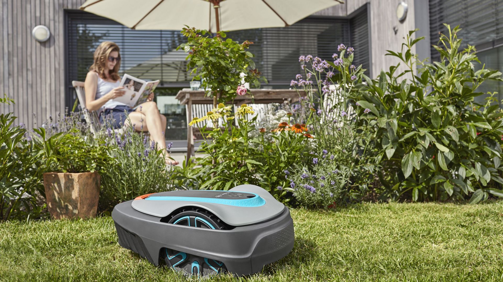 Do głównych zalet robotów koszących należą oszczędność czasu i wygoda użytkowania. Fot. Gardena
