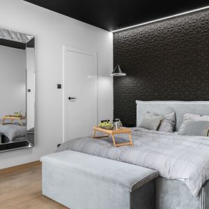 Nowoczesna sypialnia z czarną, charakterystyczną ścianą za łóżkiem. Projekt: Estera i Robert Sosonowscy. Fot. Fotomohito