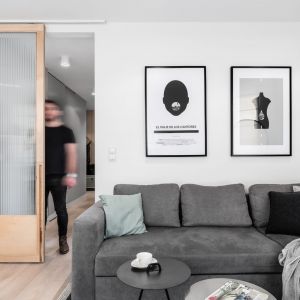 Niewielkie mieszkanie zaprojektowano w stylu skandynawskim w nowoczesnym wydaniu. Projekt: Raca Architekci. Fot. Fotomohito