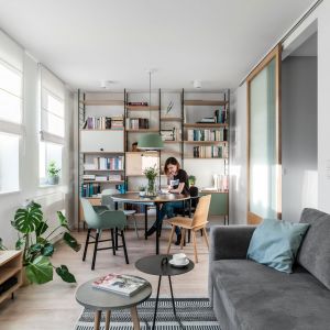 Niewielkie mieszkanie zaprojektowano w stylu skandynawskim w nowoczesnym wydaniu. Projekt: Raca Architekci. Fot. Fotomohito
