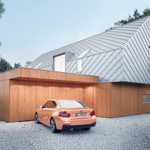 Ze względu na bliskość lasu sosnowego projektanci postanowili pokryć piętro domu blachą tytanowo-cynkową, ułożoną w łuskę. Projekt: Magdalena Gierczak, Zbigniew Gierczak