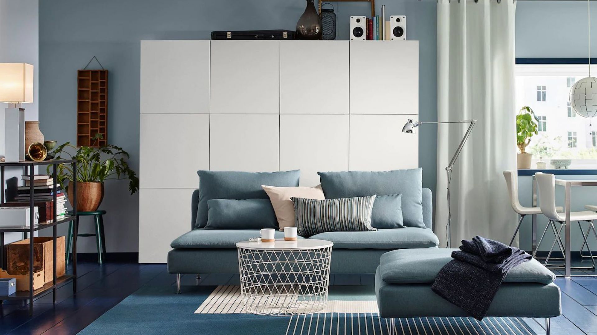 Meble do salonu dostępne w ofercie IKEA: szafa z kolekcji Eket, sofa z kolekcji Soderman, stoliki z kolekcji Kvistbro. Fot. IKEA