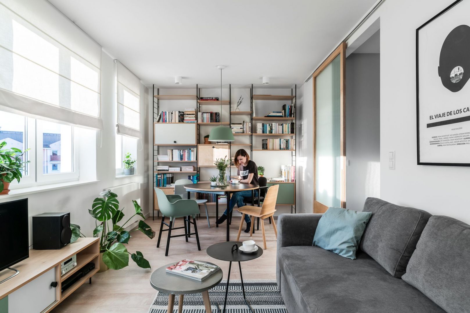 W tym 45-metrowym wnętrzu otwory drzwiowe powiększono do pełnej wysokości pomieszczenia i wszędzie zastosowano przesuwne drzwi. Projekt: Raca Architekci. Fot. Fotomohito