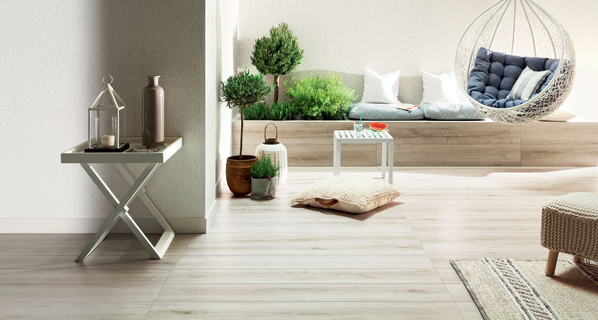 Aranżacja tarasu z wykorzystaniem płytek gresowych Wood Craft grey STR marki Korzilius.