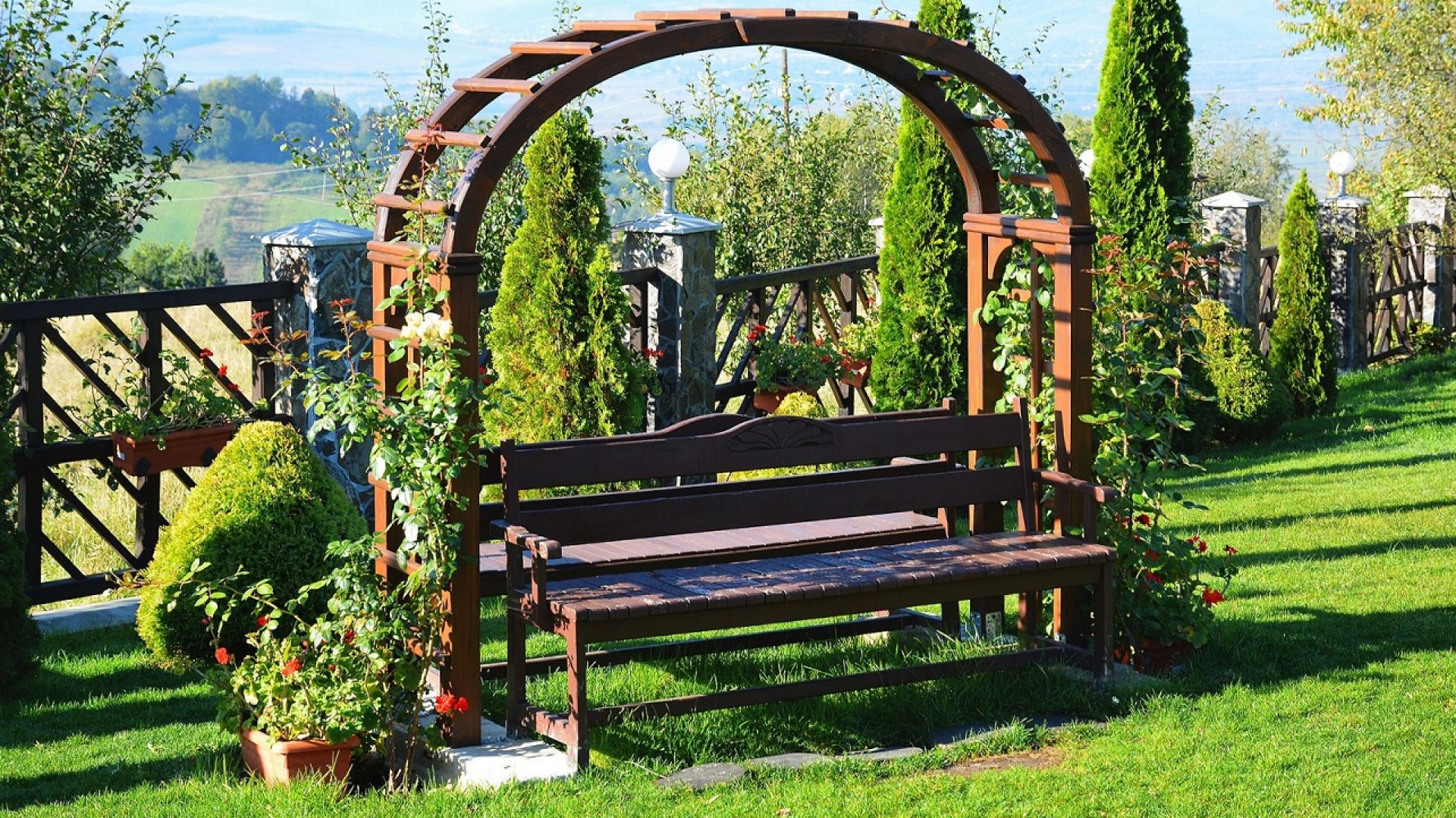 Drewniane meble ogrodowe: pergola i ławka. Fot. Vidaron