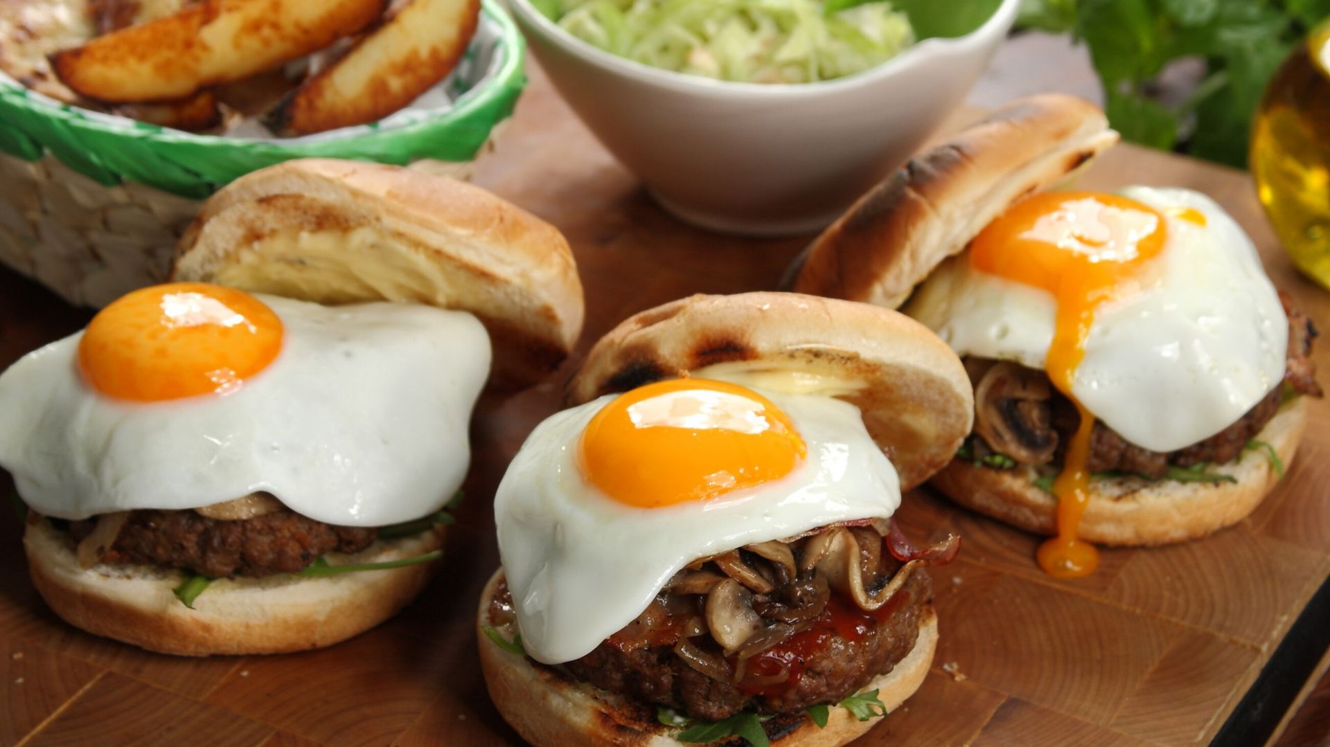 Hamburgery z sadzonym jajkiem po amerykańsku