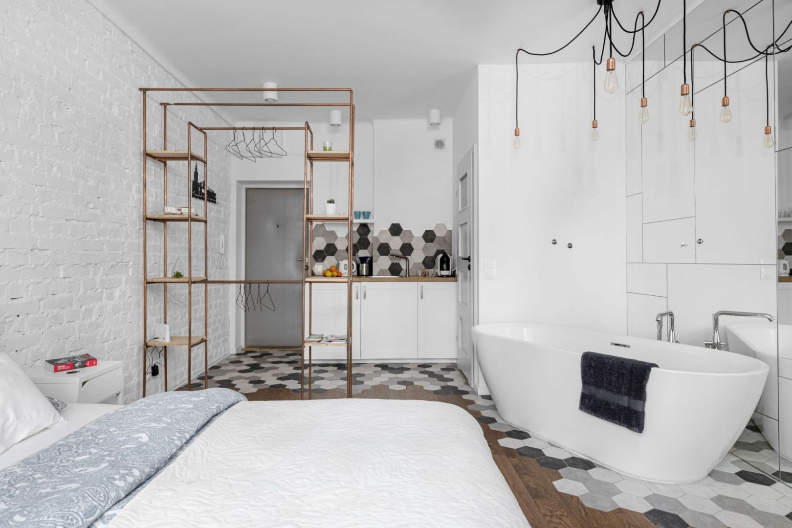Małe mieszkanie w Warszawie. Projekt Decoroom. Fot Mateusz Pawelski