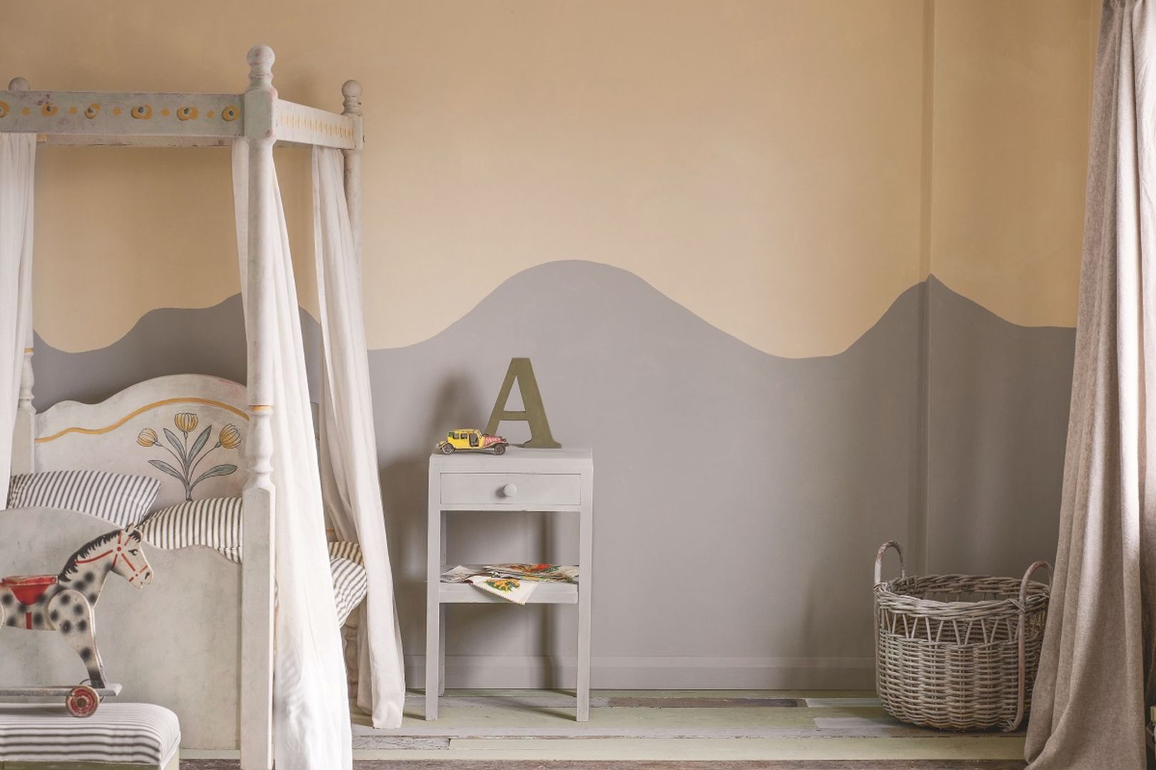 Annie Sloan_ściana, pomalowana Wall Paint w kolorze Paris Grey i Old Ochre, tworzy tło dla tradycyjnego łóżka z baldachimem-rama łóżka została pomalowana farbami Chalk Paint, wzory pędzlami do detali.
