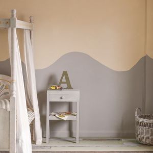 Annie Sloan_ściana, pomalowana Wall Paint w kolorze Paris Grey i Old Ochre, tworzy tło dla tradycyjnego łóżka z baldachimem-rama łóżka została pomalowana farbami Chalk Paint, wzory pędzlami do detali.