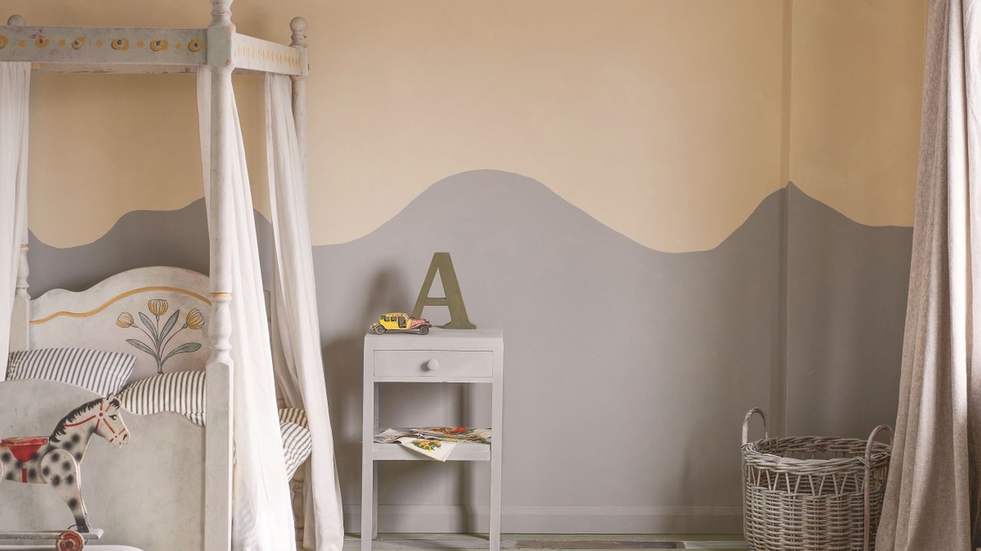 Annie Sloan_ściana, pomalowana Wall Paint w kolorze Paris Grey i Old Ochre, tworzy tło dla tradycyjnego łóżka z baldachimem-rama łóżka została pomalowana farbami Chalk Paint, wzory pędzlami do detali.