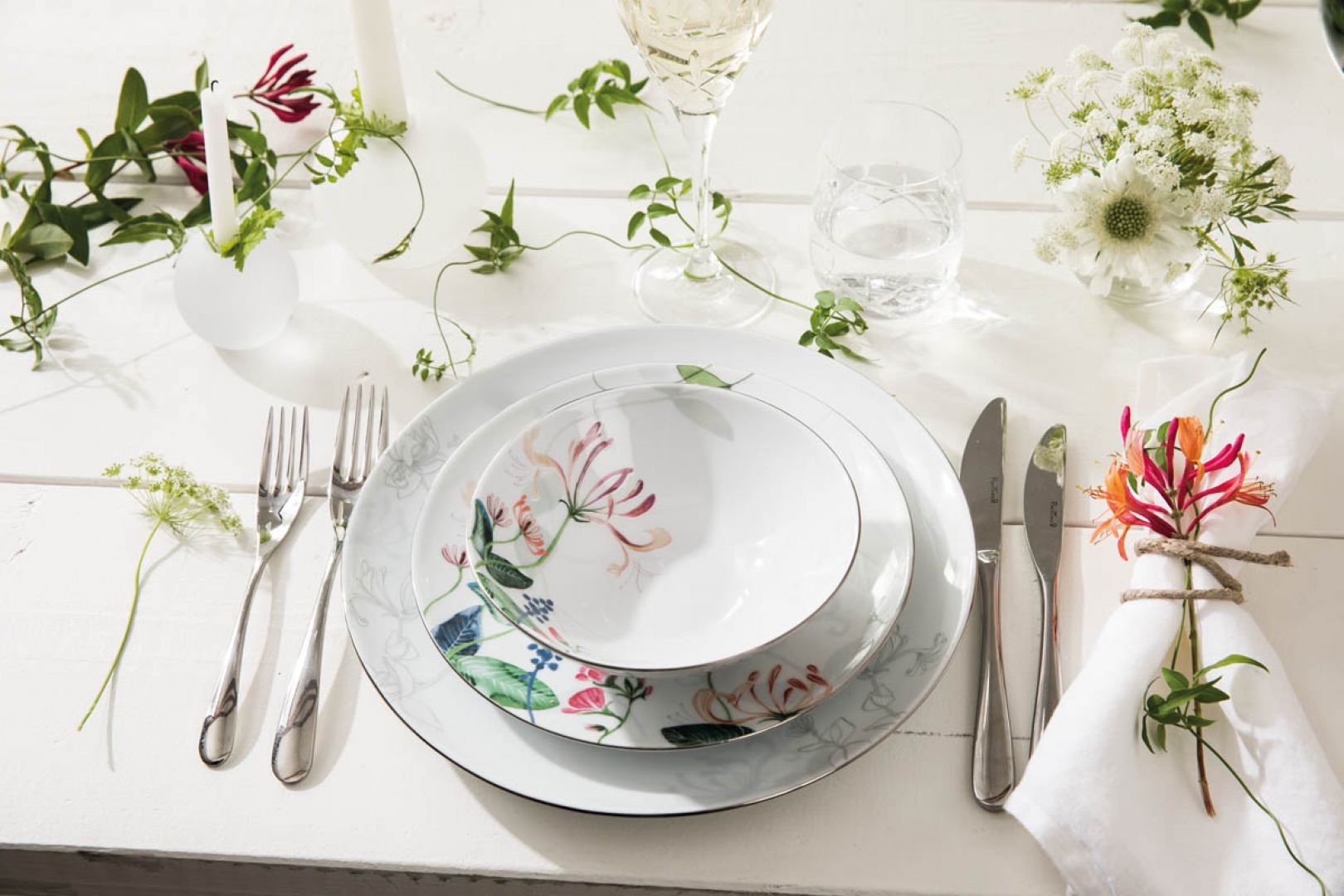 Piękna porcelana z kwiatowym wzorem. Fot. Fyrklovern