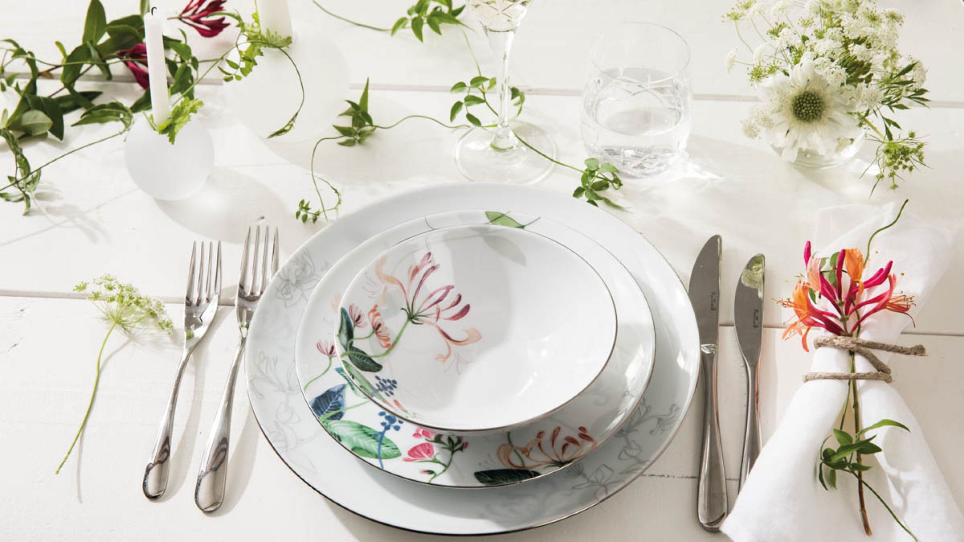 Piękna porcelana z kwiatowym wzorem. Fot. Fyrklovern