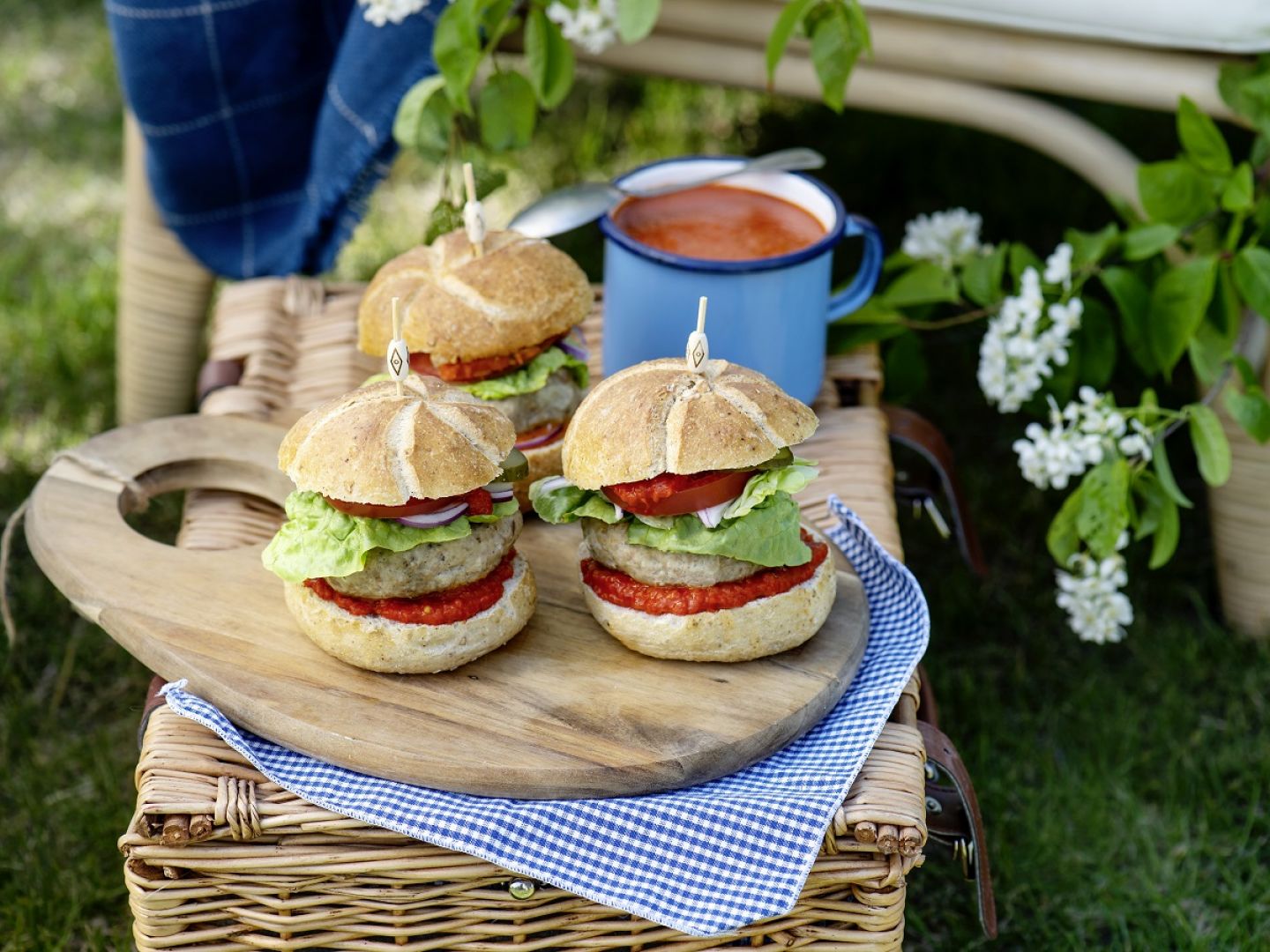 Burgery wieprzowe na Varomie i krem paprykowy z ajvarem. Fot. Thermomix.