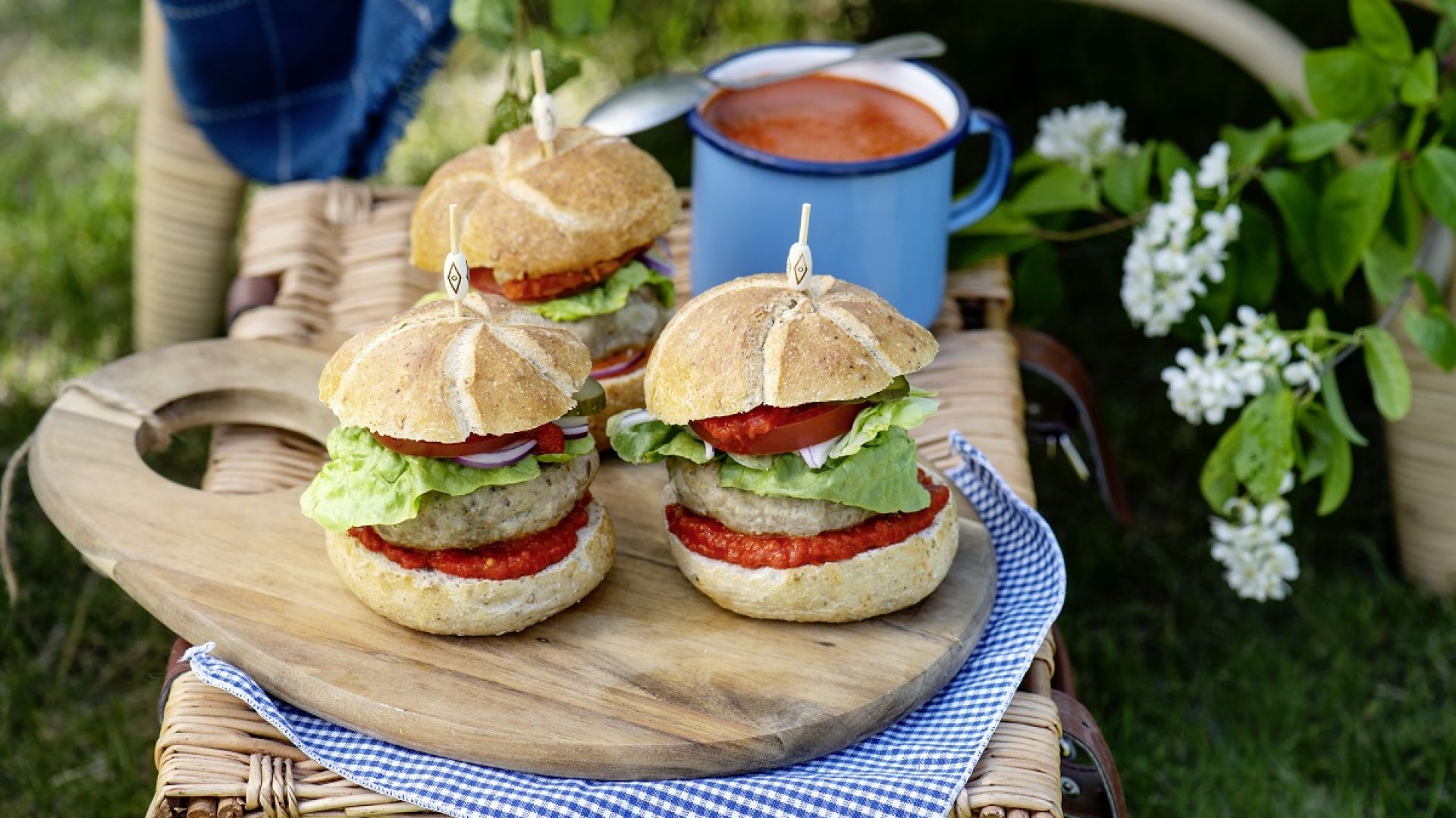 Burgery wieprzowe na Varomie i krem paprykowy z ajvarem. Fot. Thermomix.
