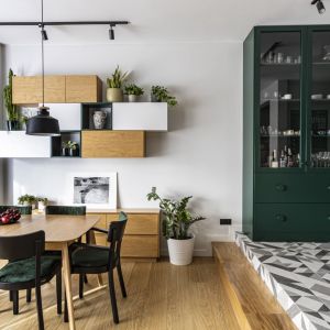 Butelkowa zieleń na frontach kuchennych i krzesłach w jadalni. Projekt Aneta Lehmann, Sylwia Kowalczyk-Gajda,  Kowalczyk-Gajda Studio Projektowe. Zdjęcia Klaudyna Karczewska/Tempore Flores