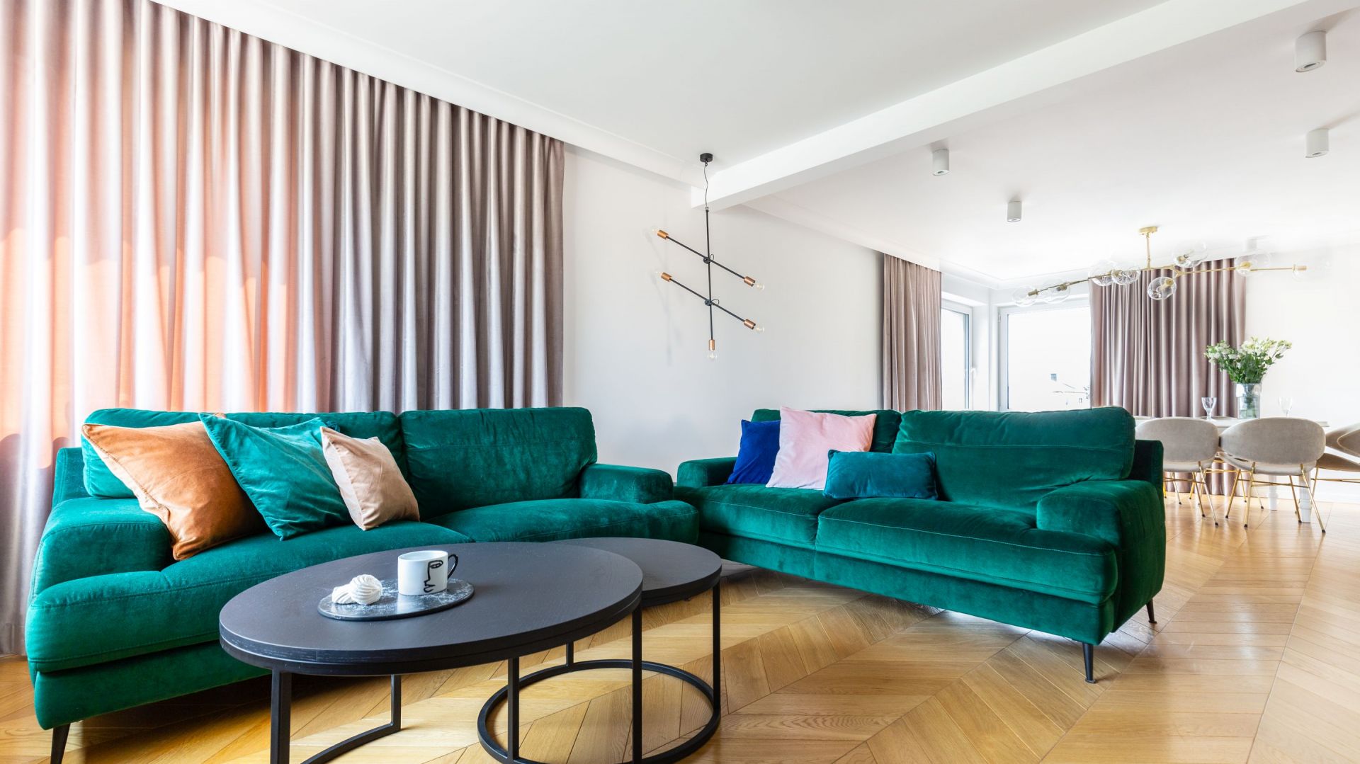 Aranżacja świetnie oddaje styl właścicieli. Wnętrza są spójne z ich temperamentem, ciepłe, jasne i zdecydowane. Projekt: Weronika Budzichowska, To Be Design. Fot. Marta Behlig / Pion Poziom Fotografia Wnętrz