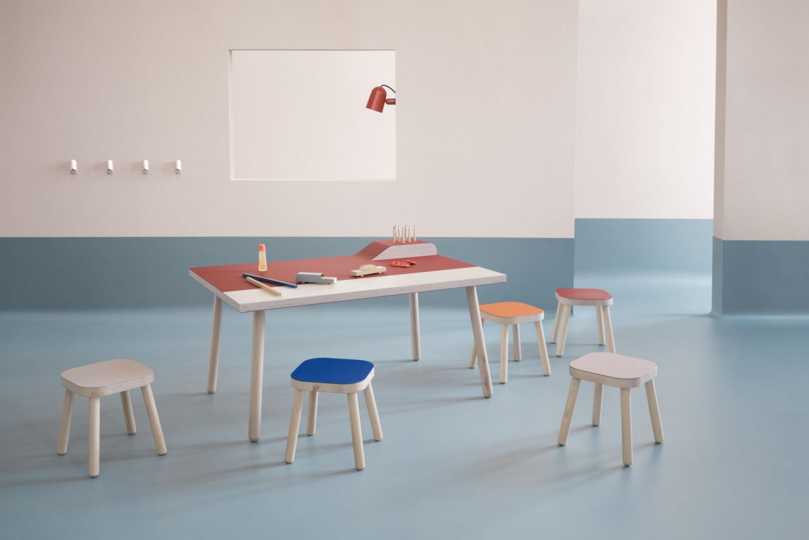 Ekologiczny i higieniczny materiał wykończeniowy, który pobudza kreatywność designerów. Poznaj Forbo Furniture Linoleum
