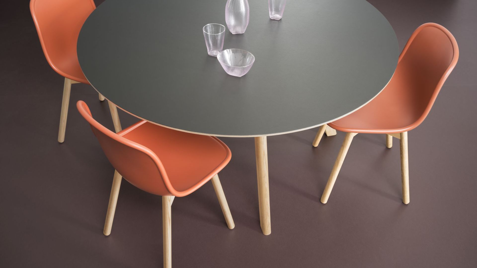 Ekologiczny i higieniczny materiał wykończeniowy, który pobudza kreatywność designerów. Poznaj Forbo Furniture Linoleum
