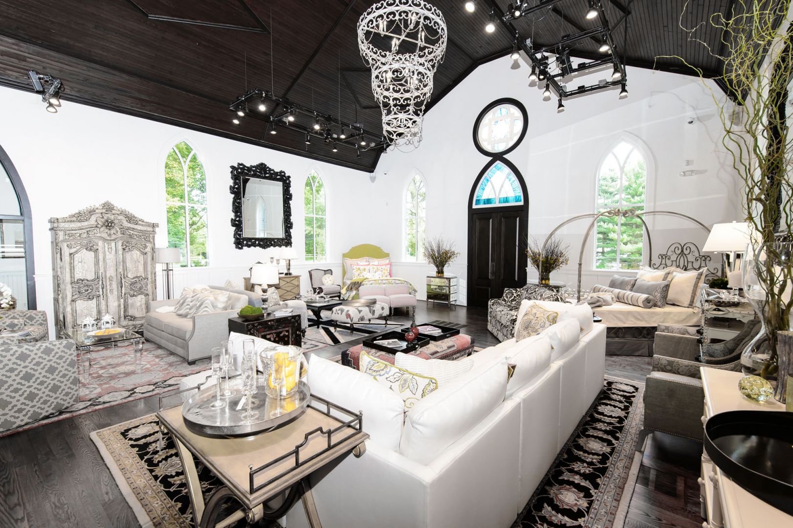 Ten opuszczony kościół z końca XIX wieku przebudowano na dom. Projekt: Stacia Smith, Homewood Interiors. Żródło: https://homewoodinteriors.com/