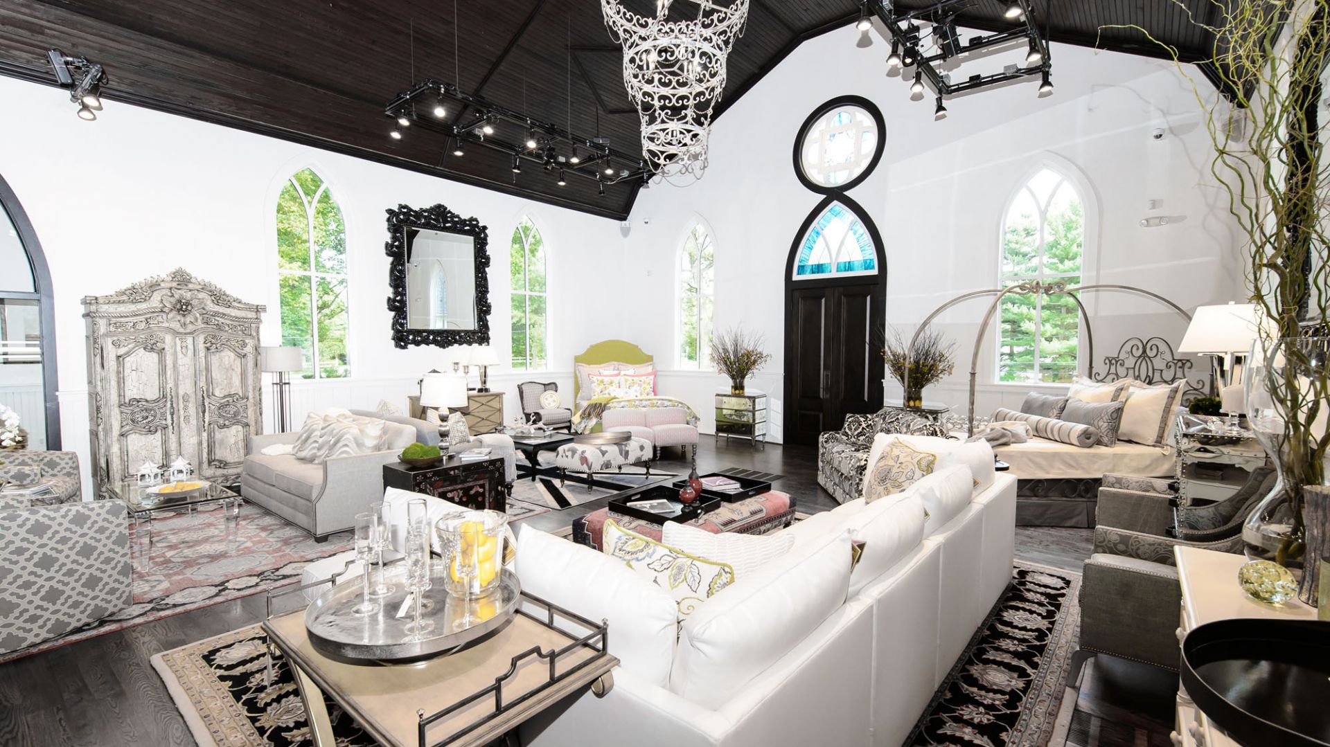 Ten opuszczony kościół z końca XIX wieku przebudowano na dom. Projekt: Stacia Smith, Homewood Interiors. Żródło: https://homewoodinteriors.com/