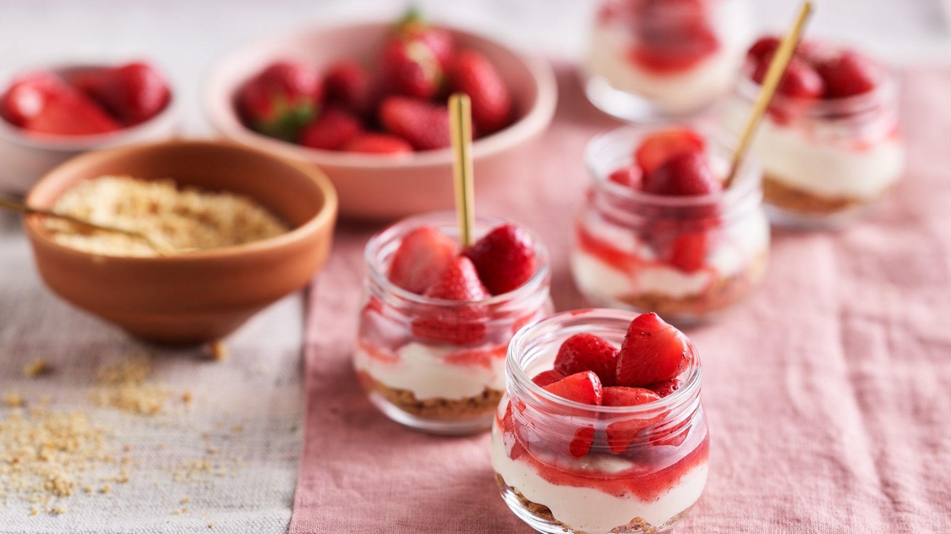 Sous vide strawberries with white chocolate cheese mousse_fot. Thermomix