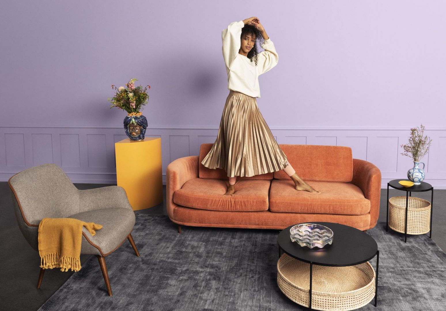 Elinor to delikatna sofa w stylu retro marki Sofacompany. Uzupełnieniem projektu są smukłe, eleganckie drewniane nogi, które tworzą ładny kontrast między obszerną górą, a szczupłym dołem. Zaprojektowana przez Cathrine Rudolph. Fot. Sofacompany Poland