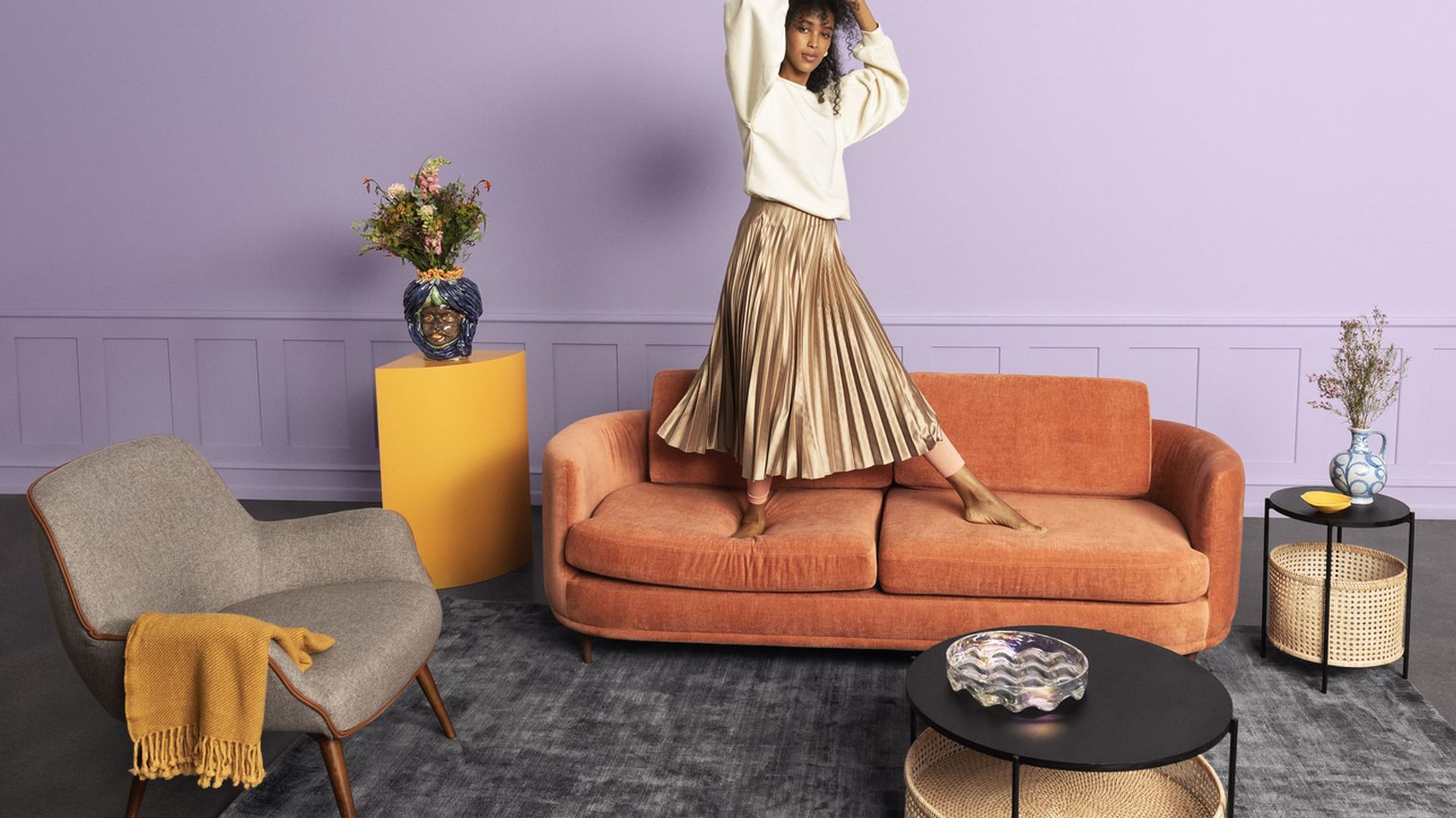Elinor to delikatna sofa w stylu retro marki Sofacompany. Uzupełnieniem projektu są smukłe, eleganckie drewniane nogi, które tworzą ładny kontrast między obszerną górą, a szczupłym dołem. Zaprojektowana przez Cathrine Rudolph. Fot. Sofacompany Poland