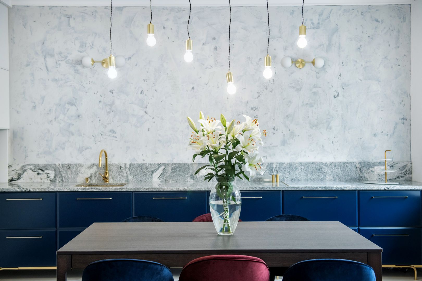 Trendy 2020: kuchnia w kolorze roku Classic blue. Projekt Dekorian Home x Deer Design fot. Marta Wołosz-Molenda