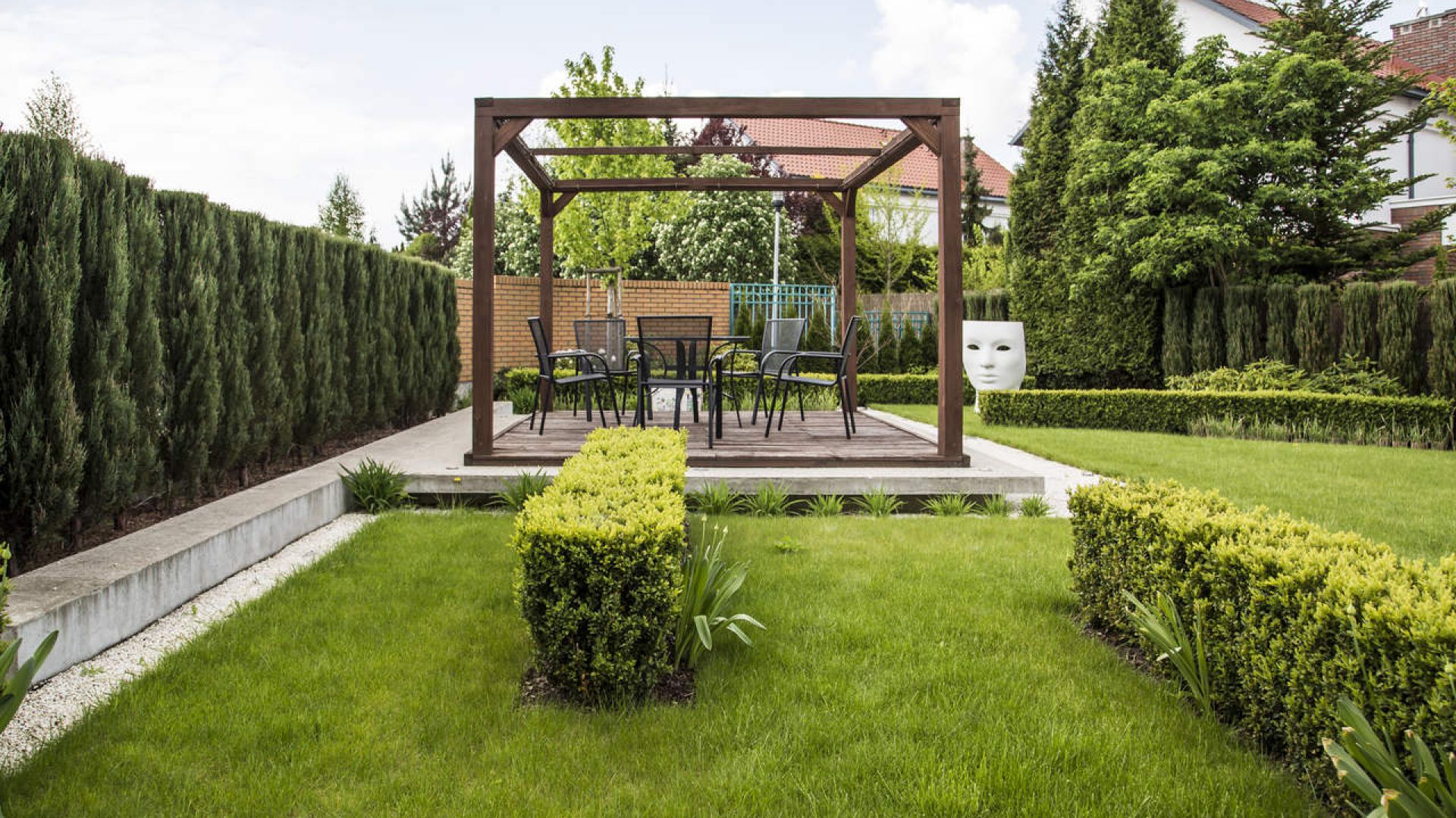 Ogród w mieście: zobacz nowoczesne projekty zieleni wokół domu