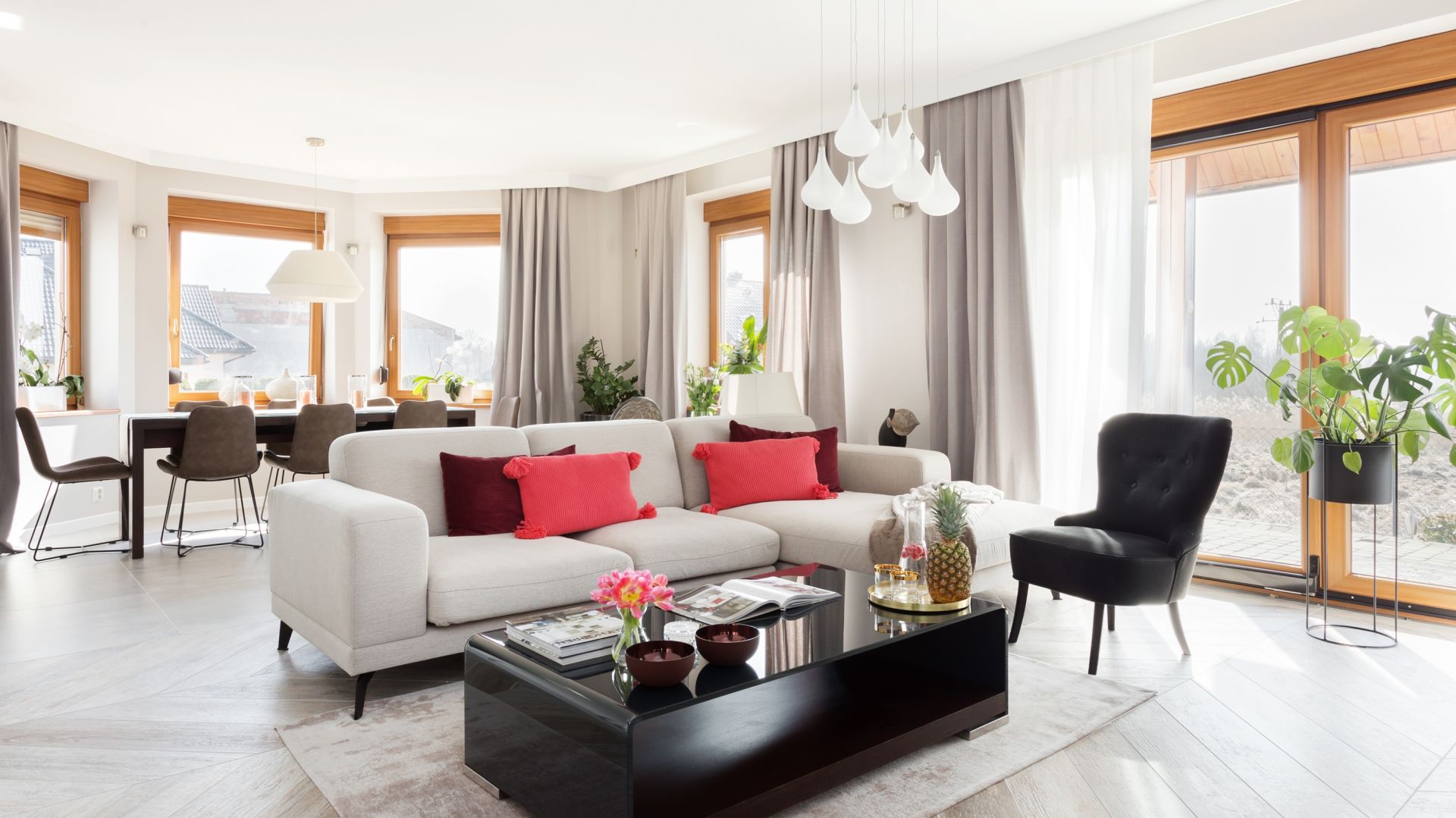 Jasna sofa w salonie - 15 pięknych wnętrz. Projekt Katarzyna Maciejewska. Fot. Dekorialove