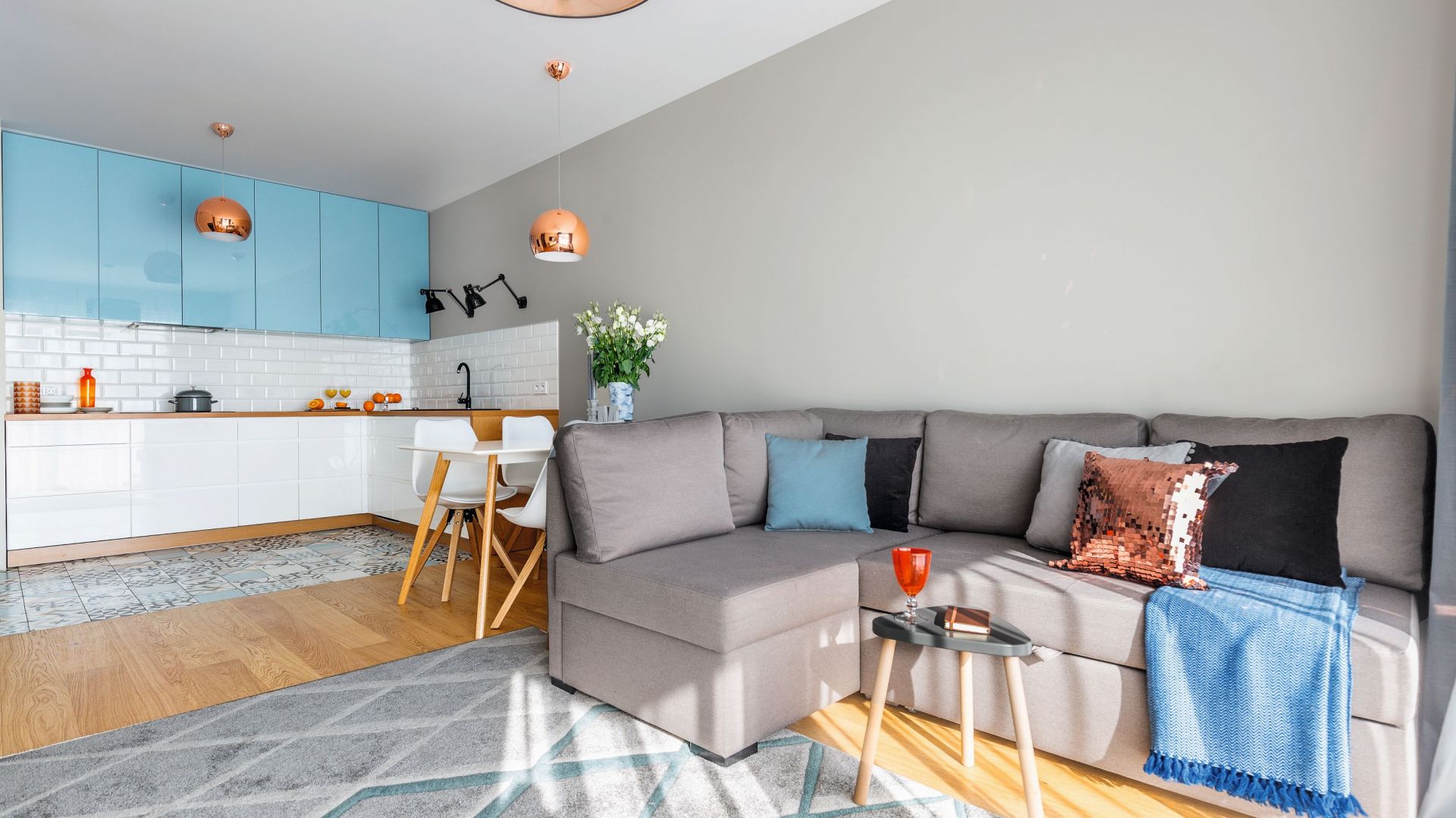Mały salon z kuchnią. 15 pomysłów na mieszkanie w bloku. Projekt Decoroom. Fot. Pion Poziom