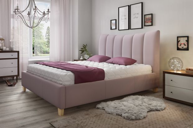 To łóżko wprowadzi do sypialni poczucie spokoju i harmonii. Świetnie sprawdzi się nie tylko w skandynawskich wnętrzach, ale również w aranżacjach, które zakładają wykorzystanie wielu elementów dekoracyjnych, np. w stylu francuskim lub w styl