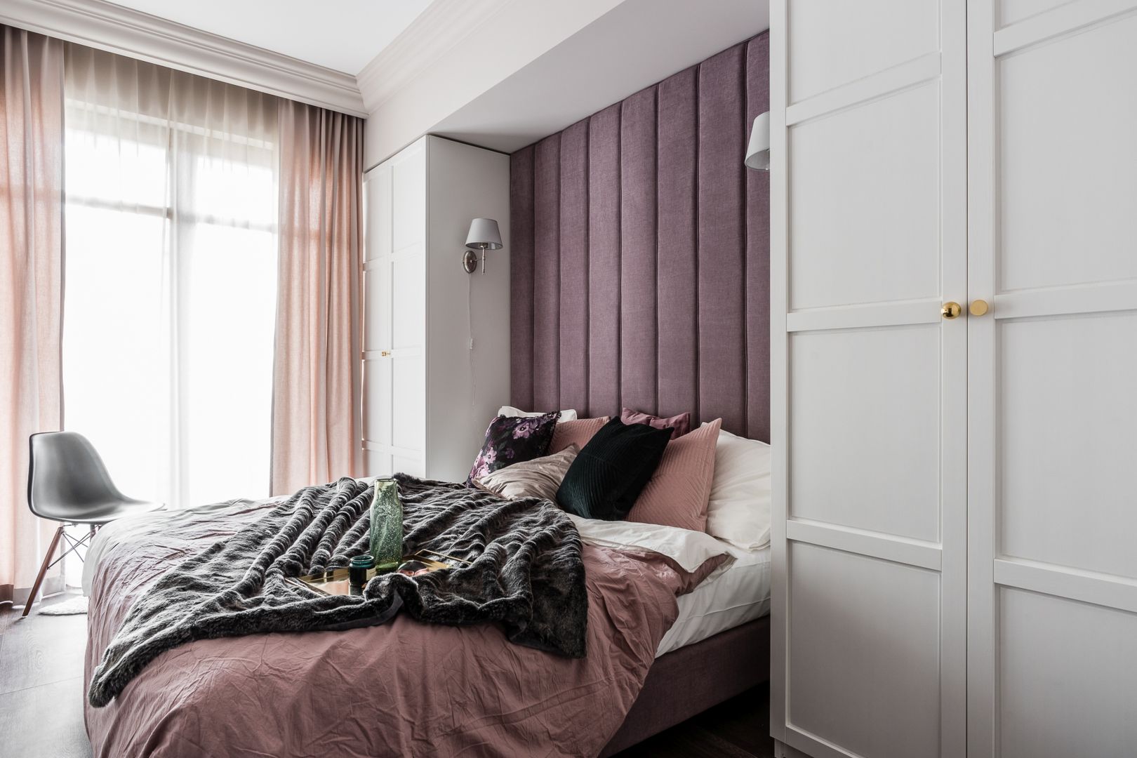 Tapicerowany zagłówek - klasyczny czy nowoczesny? 10 pomysłów na łóżko do sypialni. Projekt JT Group