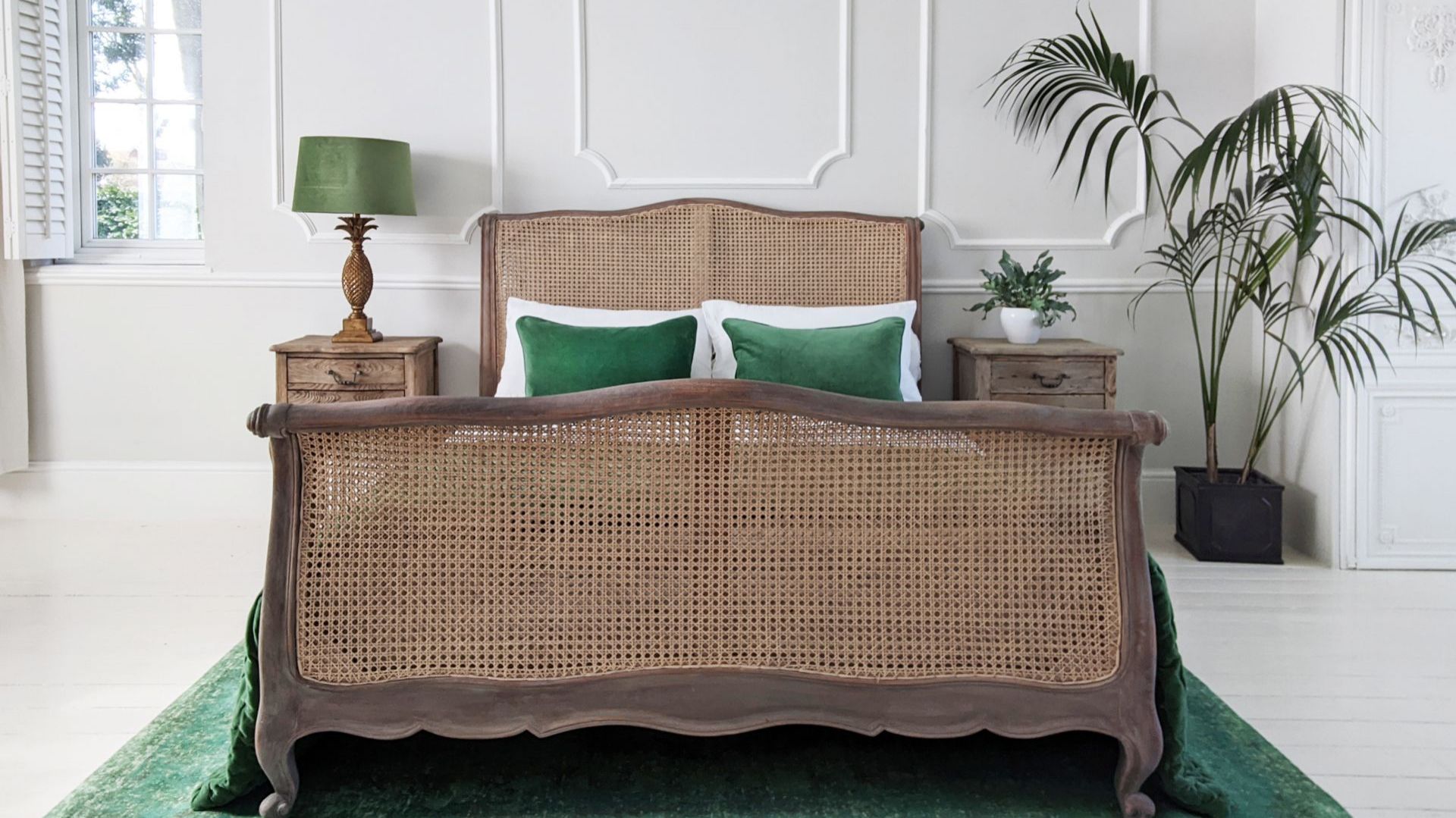 Rattanowe łóżko w klasycznym stylu. Fot. The French Bedroom Co
