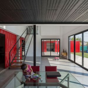 Container House to projekt architektów z pracowni José Schreiber Arquitecto w Argentynie. Zdjęcia: Ramior Sosa. Źródło: https://www.arquimaster.com.ar/