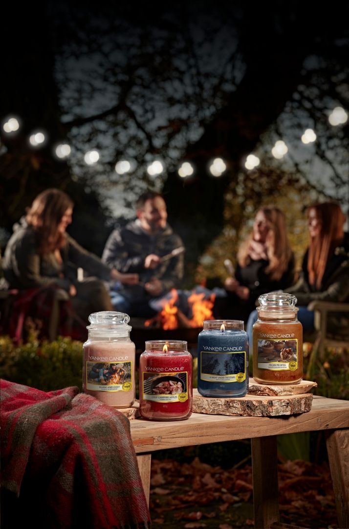 Kolekcja Campfire Nights zaprasza do spędzenia letnich wieczorów z rodziną i przyjaciółmi pod rozgwieżdżonym niebem. Fot. Yankee Candle