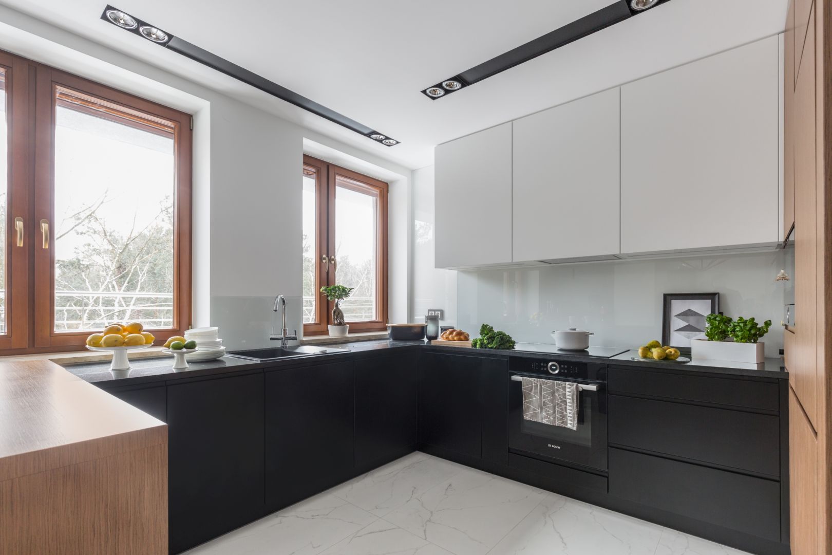 Jakie uchwyty sprawdzą się w modnej kuchni? Dobre pomysły, świetne zdjęcia. Projekt Decoroom. Fot. Pion Poziom