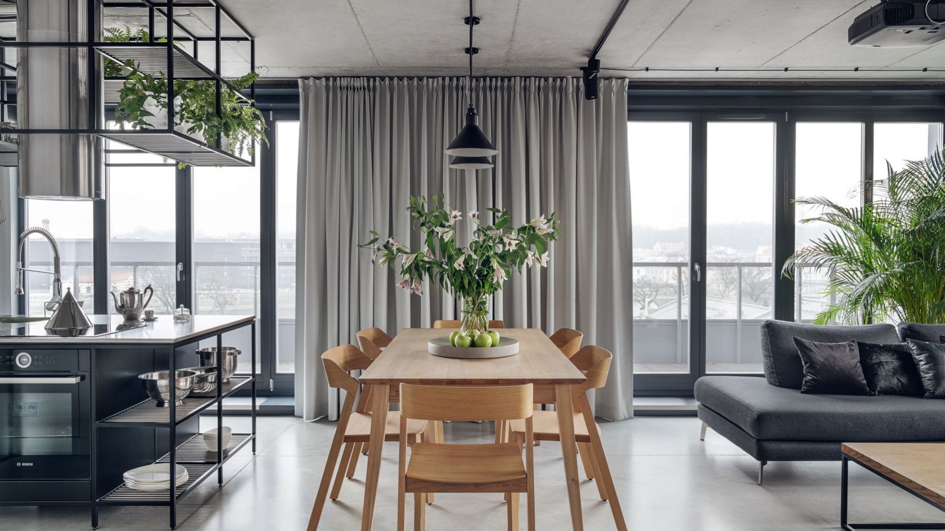 Czarne lampy podkreślają surową industrialną aranżację tego wnętrza. Projekt wnętrza: BLACKHAUS Karol Ciepliński Architekt. Zdjęcia: Tom Kurek