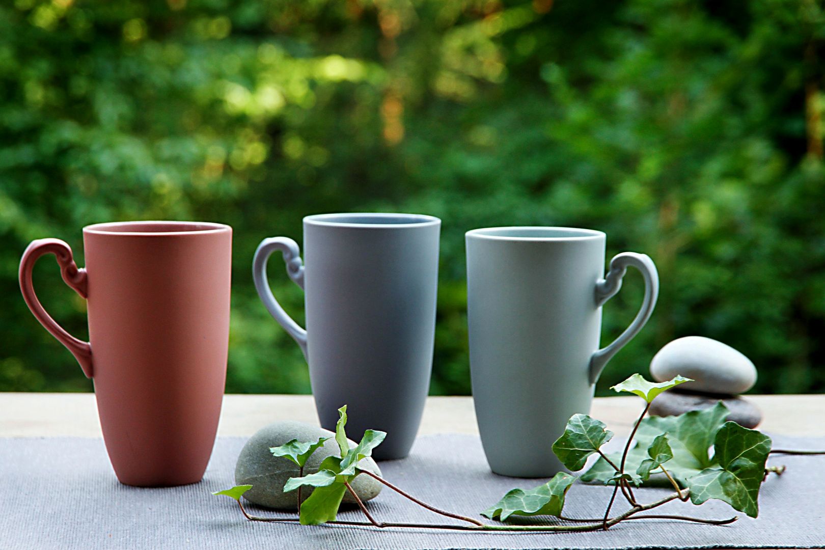 Kubki z kolekcji Nectar Ćmielów Design Studio dostępne w kilku kolorach. Cena: 56 zł/szt. Fot. Ćmielów
