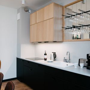 Aneks kuchenny jest niewielki, ale bardzo wygodny. Meble w dwóch kontrastujących kolorach wybrano z oferty IKEA. Projekt: Barbara Bulska, Piotr Czajkowski, pracownia PLAN A. Fot. Adam Biernat