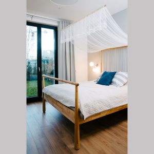 Meble do sypialni (łóżko, stoliki nocne, biurko, szafa) wybrano z oferty IKEA. Projekt: Barbara Bulska, Piotr Czajkowski, pracownia PLAN A. Fot. Adam Biernat