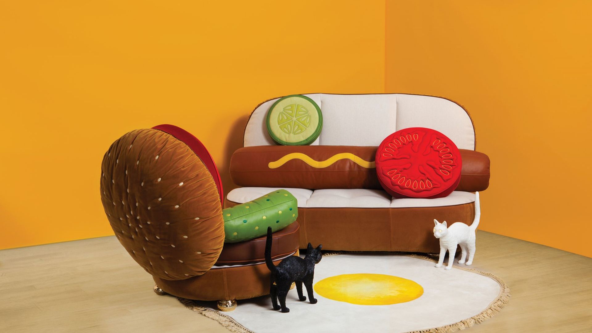 Sofa Hot Dog i fotel Burger. Projekt: Studio Job. Producent: Seletti. Cena sofy: ok. 22 tys. zł bez poduszek, ok. 28 tys. zł z poduszkami. Cena fotela: ok. 15 tys. zł bez poduszek, ok. 23 tys. z poduszkami. Meble dostępne np. w sklepie Fabryka Form.