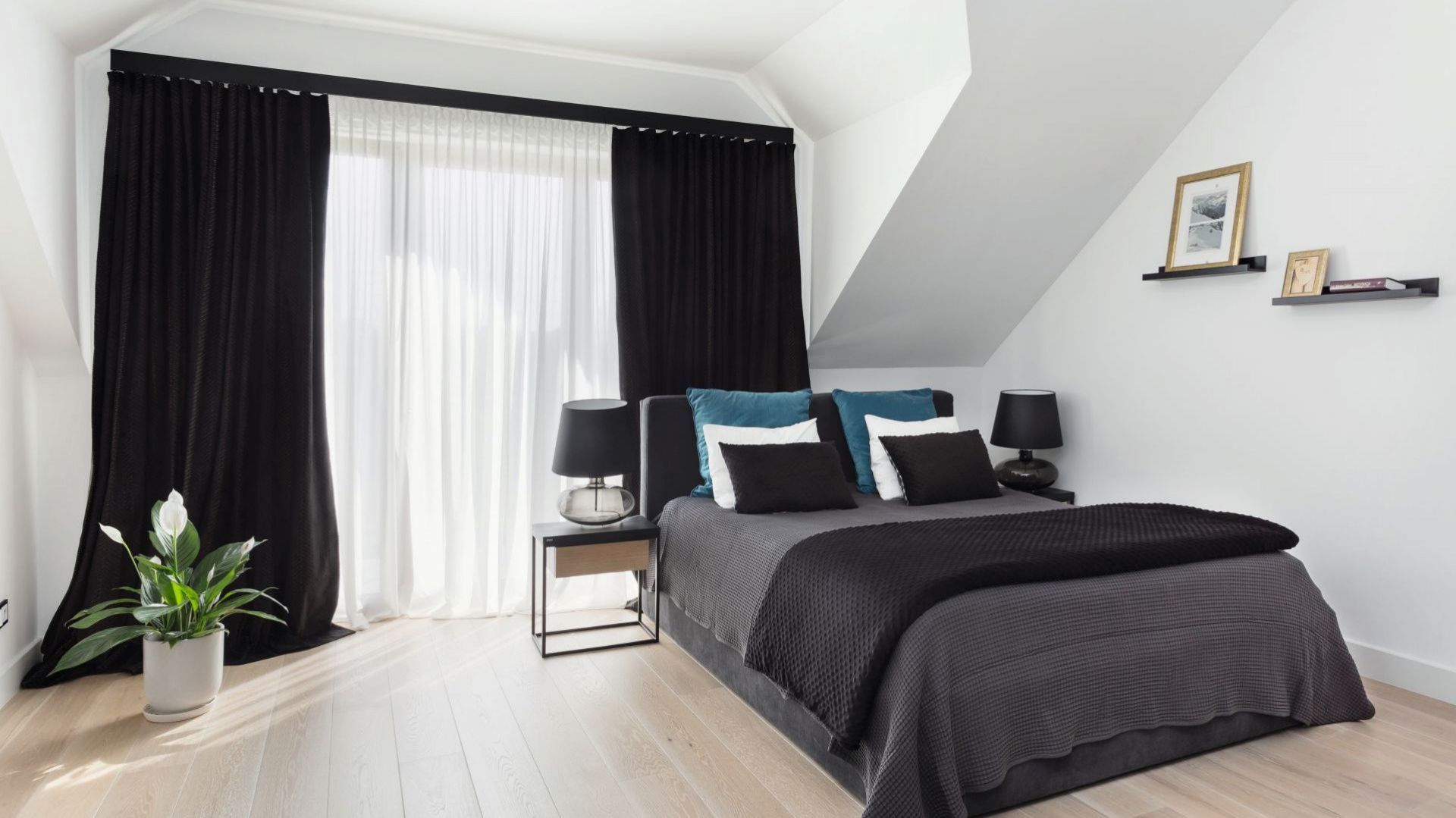 Szare tapicerowane łóżko z zagłówkiem, czarne zasłony i białe ściany - przepis na elegancką sypialnię. Projekt: Katarzyna Maciejewska, Maciejewska Design. Zdjęcia i stylizacja Anna Laskowska, Dekorialove