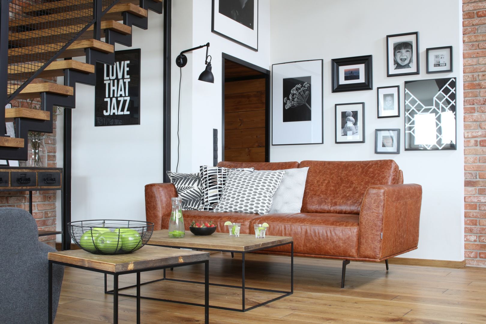 Karmelowa, skórzana sofa podkreśla męski charakter wnętrza. Projekt właściciele. Fot. Bartosz Jarosz