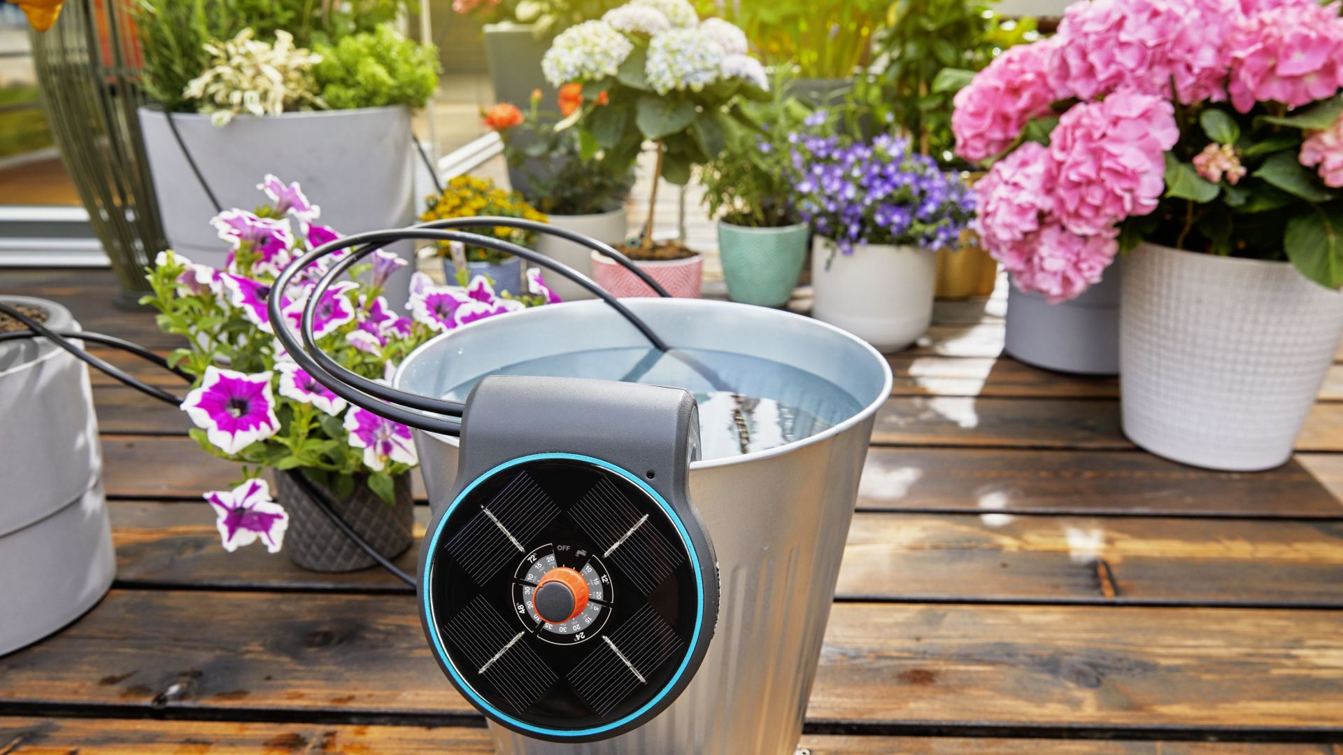 Zadbaj o kwiaty w czasie urlopu z nowym urządzeniem do samonawadniania