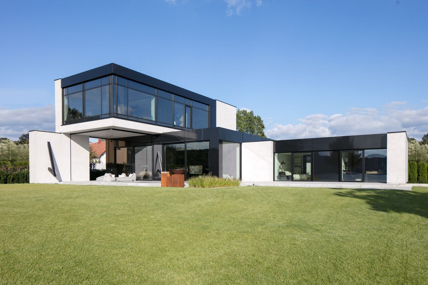 Nowoczesna bryła domu doskonale wpisuje się w dużą działkę o około 2.500 m². Projekt: Marcin Tomaszewski, REFORM Architekt