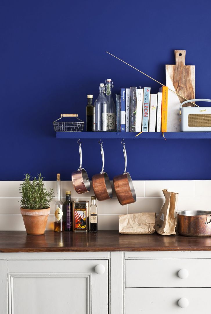 Użyta farba: Annie Sloan Wall Paint Napoleonic Blue. Fot. Annie Sloan