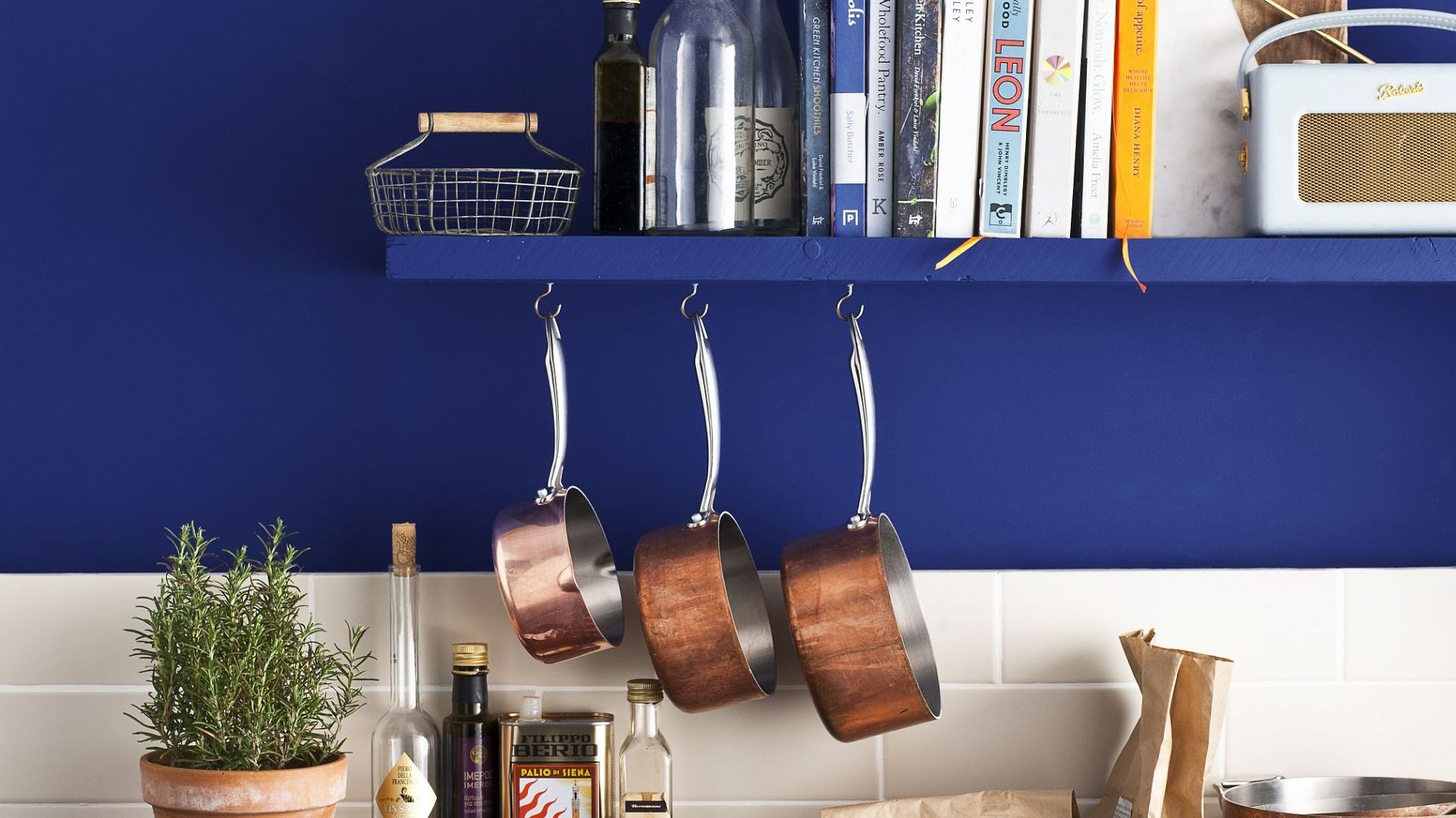 Użyta farba: Annie Sloan Wall Paint Napoleonic Blue. Fot. Annie Sloan